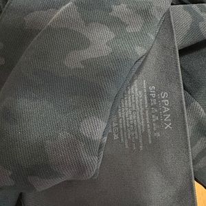SPANX Look At Me Now Seamless Cropped Leggings Camo Print
